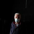 Sabri, due&ntilde;o de un restaurante local, con la cara cubierta mientras pinta en su local, quemado durante la ocupaci&oacute;n del Daesh.