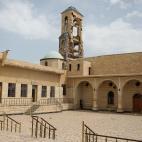 Campanario da&ntilde;ado en una de las iglesias.