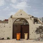 Efecto de los ataques del ISIS en el complejo de una iglesia.