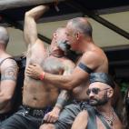 Dos hombres se besan durante la marcha del Orgullo Gay en Madrid.