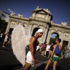 Un hombre, en las inmediaciones de la puerta de Alcalá.