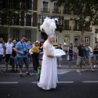 Una persona es observada con curiosidad en una céntrica calle de Madrid.