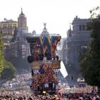 Una de las carrozas avanza por la calle Alcalá.