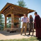 Visitando el Nido del Tigre en una montaña en Bután.
