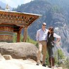 Visitando el Nido del Tigre en una montaña en Bután.