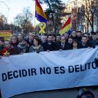 Los políticos independentistas, concentrados ante el Supremo tras la pancarta que dice: "Decidir no es delito".