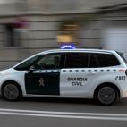 Un vehículo de la Guardia Civil traslada a los presos.