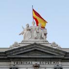 La bandera española, coronando el edificio del Supremo, esta mañana.