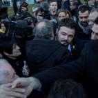 El presidente de la Generalitat, Quim Torra, saluda al portavoz adjunto de ERC en el Congreso, Gabriel Rufián.