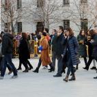 Familiares de los procesados, a las afueras del edificio.