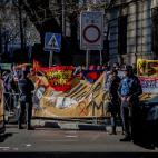 Varios colectivos se concentran con unas pancartas en los alrededores del Tribunal Supremo.