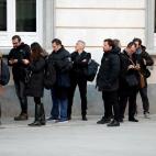 Los periodistas, haciendo cola para entrar en la sala.