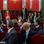 Los procesados, con el presidente Torra al fondo en la zona del público.