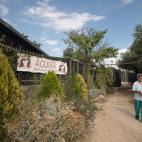 A la entrada del refugio, en Arganda del Rey (Madrid).