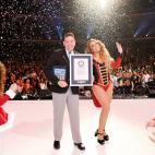 En una de sus múltiples actuaciones navideñas en 2019, recibiendo sus tres récords.