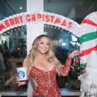 Inaugurando su colección de dulces navideños en The Sugar Factory en 2019.