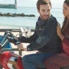 Carlos se encuentra con Elena Furiase en Tarifa. Es una de las conquistas del protagonista (solo durante un cap&iacute;tulo) y ya sabemos que no es la &uacute;nica de Las Flores que se rindi&oacute; a los encantos de un Alc&aacute;ntara. Alba Fl...