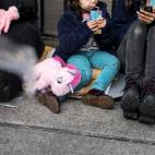 Solicitantes de asilo esperan a las puertas del Samur Social en Madrid, sin un lugar al que ir.