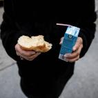 Algunos vecinos les llevan comida y bebida para sobrellevar la espera en la calle.