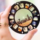 Perfecto para tus amigos hipsters. Reelagram convierte fotos de Instagram en una clásica rueda de imágenes por unos 16 euros. Necesitarás, eso sí, un visor para poder verlas. La propia Reelagram vende una por unos 8€. O puedes hacerte con ...