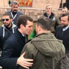 Santiago Abascal (Vox) y Pablo Casado (PP) hablan afectuosamente antes de la manifestaci&oacute;n.