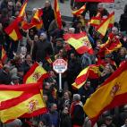 Gente con sus banderas