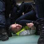 5c8addc1240000f404a3d3bc