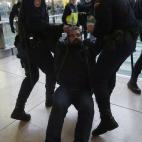 5c8addc3230000d50423d898