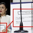 Esta imagen ha hecho pensar a algunos que el Goya a Candela Peña fue un error. Cuando recogió su premio, mostró a cámara esta tarjeta en la que se lee "Actriz de reparto, Chus Lampreave, recoge el premio Fernando Trueba (director de la pelí...