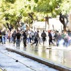 La Policía también han lanzado gases lacrimógenos