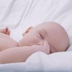 Es un estimulante y puede interferir en el sueño. Según señala la Sleep Foundation, “productos como el café, té, sodas y chocolate permanecen en el cuerpo un promedio de 3 a 5 horas, pero pueden afectar a algunas personas hasta 12 horas m...