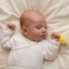 En principio el deporte facilita el sueño y lo hace más reparador pero practicarlo justo antes de ir a la cama lo dificulta. Lo ideal es hacerlo como mínimo tres horas antes de ir a dormir, así daremos tiempo a que la temperatura corporal di...