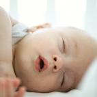 Eduard Estivill asegura que dormir no es una situación que viene de golpe: “Creemos que podemos estar concentrados con 'nuestro día' hasta el último momento, apagar la luz y pensar que el sueño viene de golpe. Eso es imposible”. Hay que...