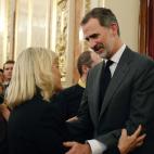 El rey Felipe VI consuela a la viuda, Pilar Goya