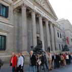 Numeroso público aguarda para entrar en la capilla ardiente del exvicepresidente del Gobierno Alfredo Pérez Rubalcaba, instalada en el Congreso de los Diputados. EFE