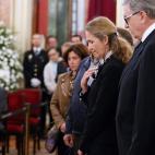 La Infanta Elena (c), en la capilla ardiente del exvicepresidente del Gobierno Alfredo Pérez Rubalcaba, instalada en el Congreso de los Diputados. EFE
