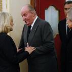 Los reyes eméritos Juan Carlos y Sofía dan el pésame a la viuda del exvicepresidente del Gobierno Alfredo Pérez Rubalcaba, Pilar Goya (i), en la capilla ardiente instalada en el Congreso de los Diputados. EFE
