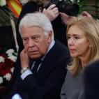 El expresidente del Gobierno Felipe González, en la capilla ardiente del exvicepresidente del Gobierno Alfredo Pérez Rubalcaba, instalada en el Congreso de los Diputados. EFE