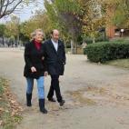 Pasea junto a su mujer, Pilar Goya, en la jornada de reflexi&oacute;n de las elecciones generales de 2011.