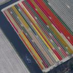 Dos barcos llenos de turistas pasean por los campos. Foto tomada desde la ventana de un avión sobrevolando Keukenhof durante un viaje para prensa el 15 de abril de 2015. (AP Photo/Peter Dejong)