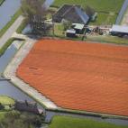 Un molino junto a un campo de tulipanes en el norte de Holanda, en una vista aérea de 2008 (AP Photo/Peter Dejong)