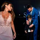 Leo Messi junto a su hijo Thiago y su mujer, Antonella Roccuzzo.