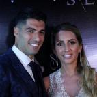 El futbolista del Barcelona Luis Su&aacute;rez junto a su esposa Sof&iacute;a Balbi