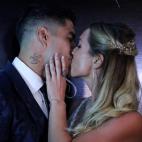 El futbolista del Barcelona Luis Su&aacute;rez besa a su esposa Sof&iacute;a Balbi.