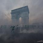 La imagen podr&iacute;a haber sido sacada de la serie Chern&oacute;bil &mdash;las m&aacute;scaras de gas, el humo que lo impregna todo&mdash; si no fuera porque la delatan dos s&iacute;mbolos inequ&iacute;vocos: el imponente Arco de Triunfo y lo...