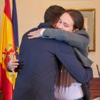 Si dicen que una imagen vale m&aacute;s que mil palabras, este es, quiz&aacute;s, el mejor ejemplo de ello. Los ojos cerrados de Pablo Iglesias, la inclinaci&oacute;n de Pedro S&aacute;nchez para acortar la diferencia de estaturas&hellip; Se ha ...