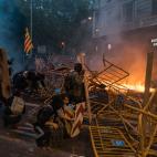 Dicen que eran muy j&oacute;venes y que estaban desencantados con el sistema. Que ya no era tanto un Espa&ntilde;a nos roba el dinero, sino el futuro. No sabemos si los manifestantes de la foto eran de estos indignados catalanes. No sabemos ni s...