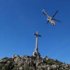 El cielo radiante de la imagen no hace sospechar los momentos entre t&eacute;tricos y rid&iacute;culos que se acababan de vivir en la bas&iacute;lica del Valle de los Ca&iacute;dos. Franco asegur&oacute; que lo dejaba todo atado y bien atado ant...