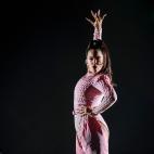 No puede estar diciendo &ldquo;tra, tra&rdquo; porque su boca hace forma de o. Pero con sus u&ntilde;as, su ce&ntilde;o, su coleta alta y su pose, Rosal&iacute;a est&aacute; mandando un mensaje de poder&iacute;o, de haberse convertido en fen&oac...