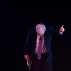 Con la cabeza gacha poblada de una rub&iacute;sima y alocada cabellera y con el dedo &iacute;ndice se&ntilde;alando a las masas, podr&iacute;amos decir que Boris Johnson es una estrella del rock alentando los gritos de los fans. Pero el traje y ...